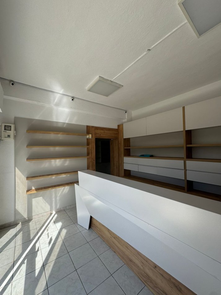 Tirane, jepet me qera ambjent biznesi Kati 1, 40 m² 500 € (QSUT)
