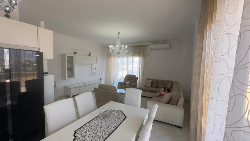 Tirane, jepet me qera apartament 3+1 Kati 1, 220 m² 600 € (Yrshek)