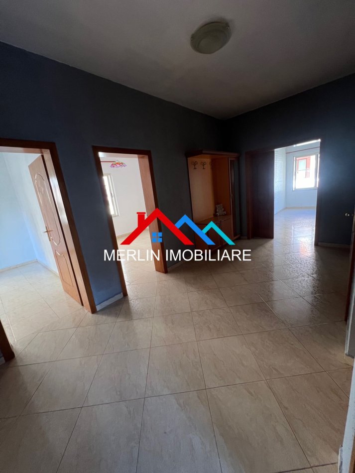 Tirane, jepet me qera ambjent biznesi Kati 3, 170 m² 1.200 € (Komuna e Parisit)