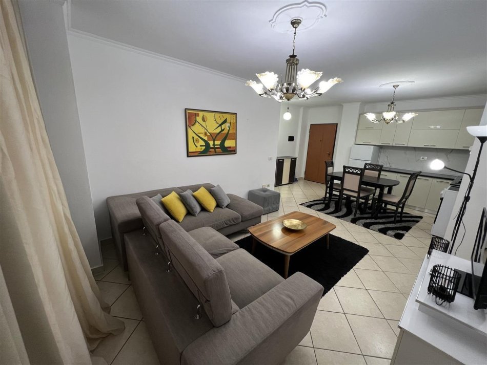 Tirane, jepet me qera apartament 2+1 Kati 4, 95 m² 600 € (komuna e parisit)