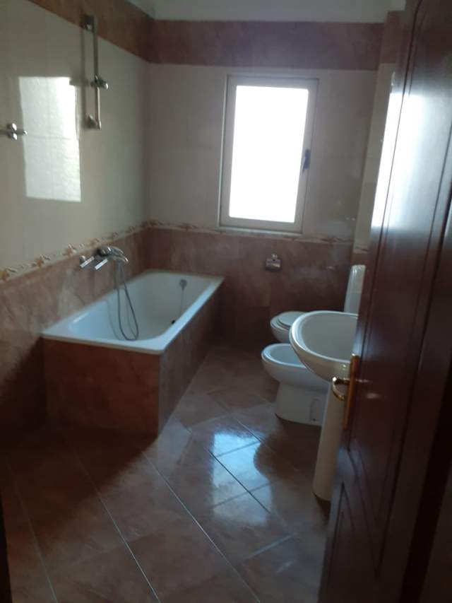Tirane, jepet me qera apartament 3+1+BLK Kati 3, 250 m² 500 Euro (rruga Shkelqim Fusha)
