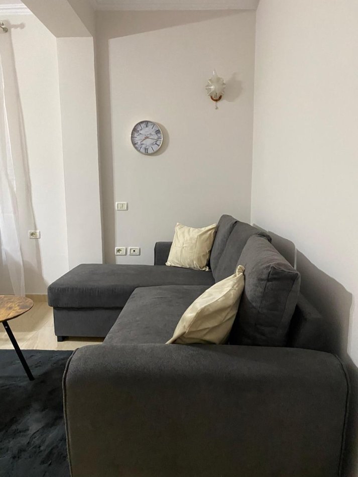 Tirane, jepet me qera 1+1+Ballkon Kati 2, 65 m² 400 € (3 vellezerit kondi)