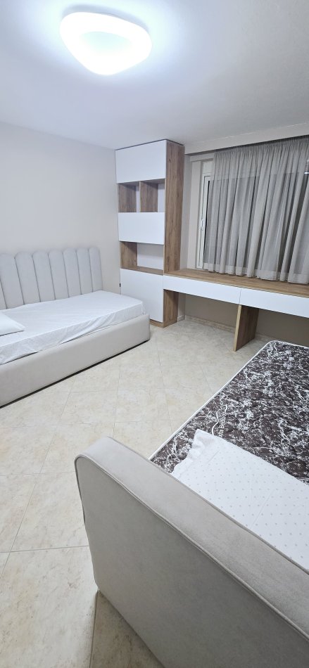 Tirane, jepet me qera apartament 3+1 Kati 1, 135 m² 1.100 € (rruga haxhi hysen dalliu)