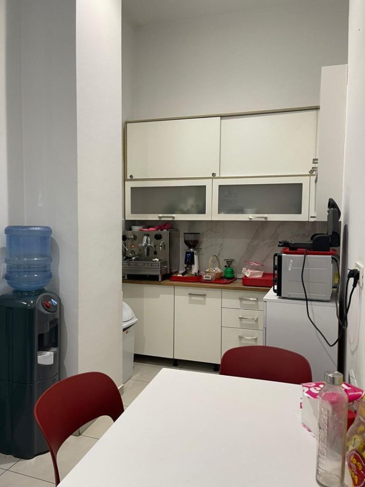 Tirane, jepet me qera ambjent biznesi Kati 2, 222 m² 4.000 € (blloku)