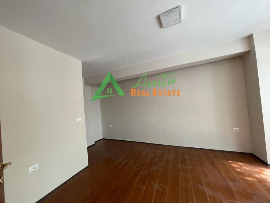 Tirane, jepet me qera zyre Kati 2, 80 m² 800 € (Rruga Mine Peza)