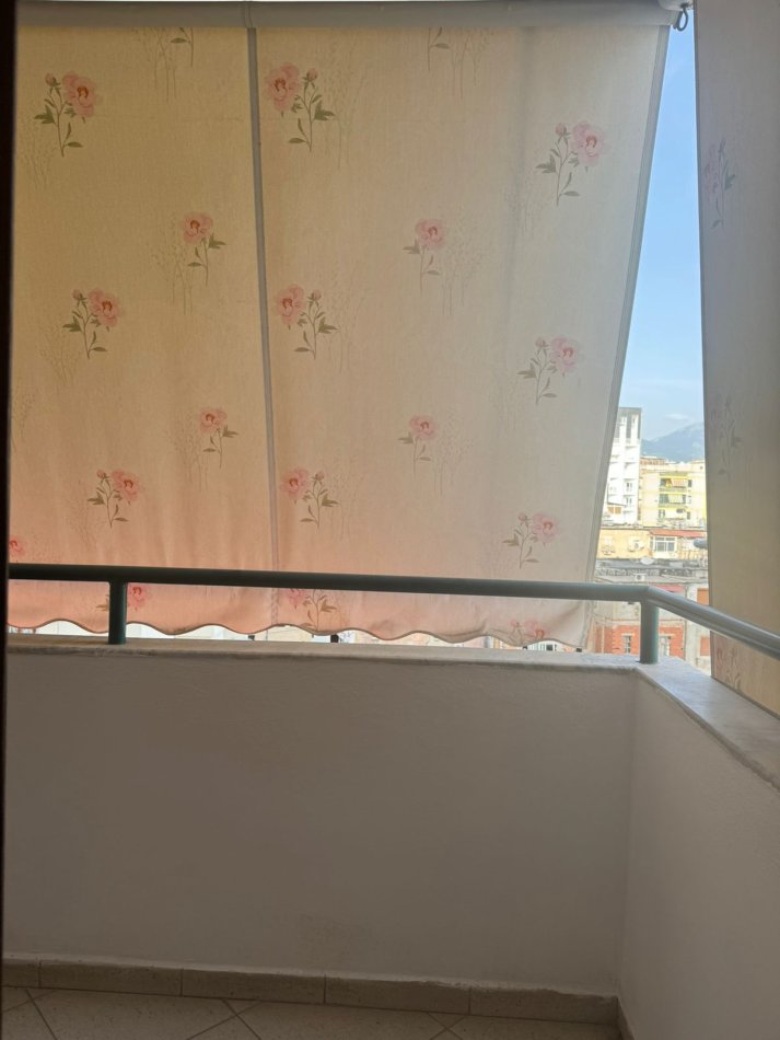 Tirane, jepet me qera apartament 2+1+Ballkon Kati 6, 110 m² 550 € (Bulevardi zogu i 1 prane kafe new york)