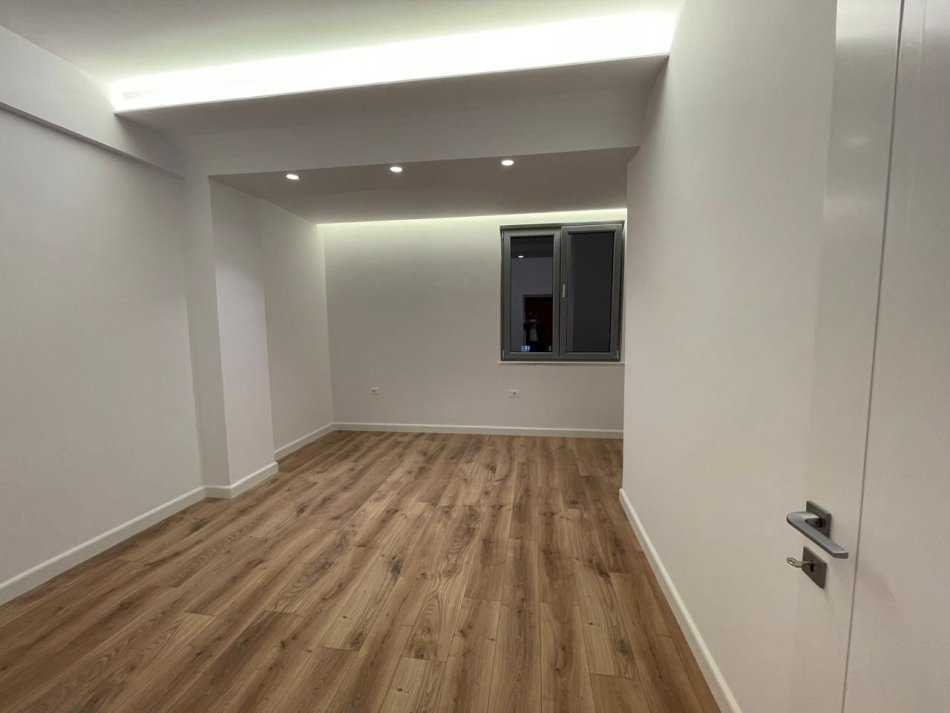 Tirane, shitet apartament 2+1+Ballkon Kati 10, 101 m² 212.000 € (Prane qendres Globe)