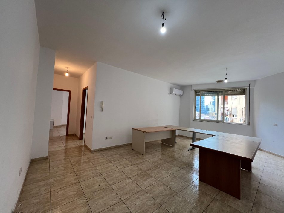 Tirane, jepet me qera apartament 2+1+Ballkon Kati 5, 100 m² 500 € (Selvia)