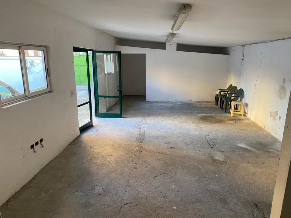 Shqiperi, jepet me qera ambjent biznesi , Kati 0, 210 m² 1,000 € (Benjamin Kruta)