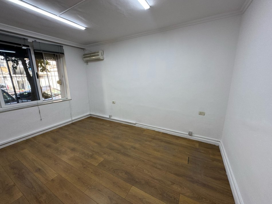 Tirane, jepet me qera apartament 1+1 Kati 1, 65 m² 450 € (Rruga Muhamet gjollesha)