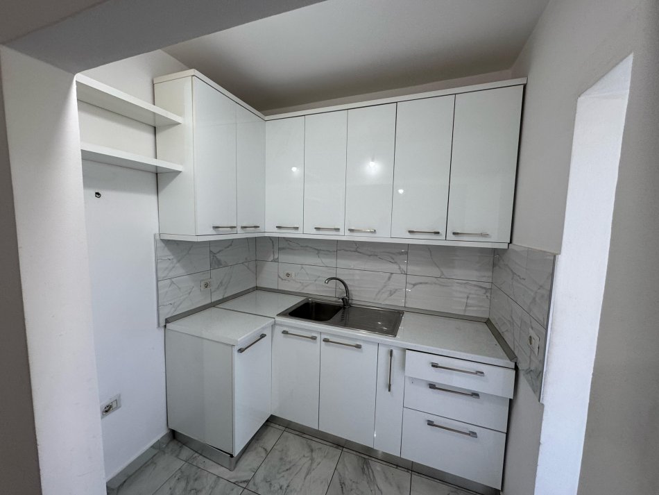 Tirane, jepet me qera apartament 2+1 Kati 3, 78 m² 350 € (rruga e dibres)