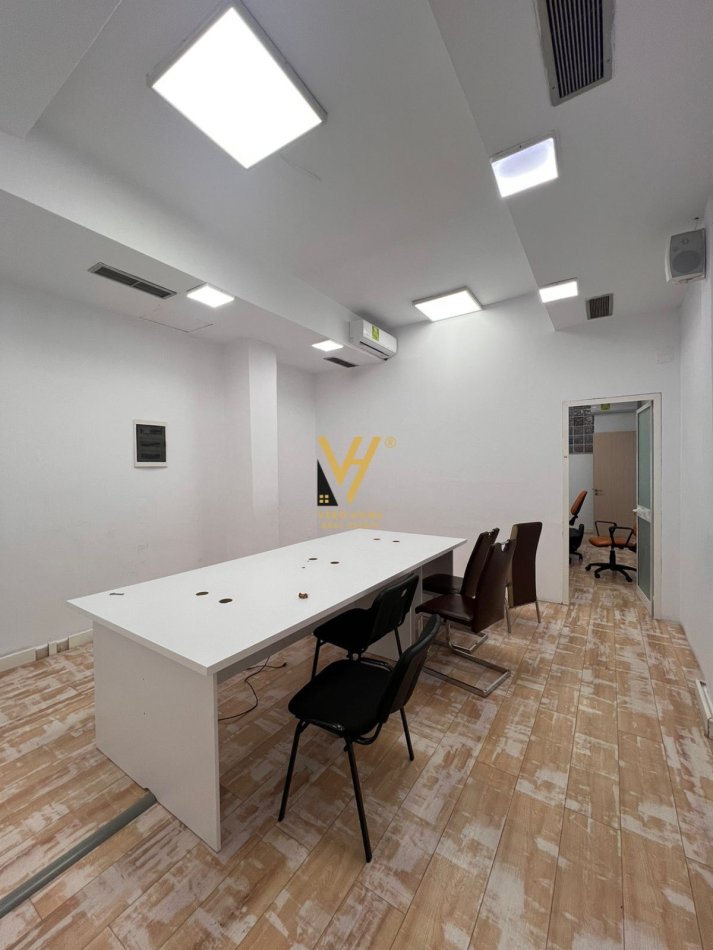 Tirane, jepet me qera zyre Kati 0, 200 m² 2.500 € (SELVIA)