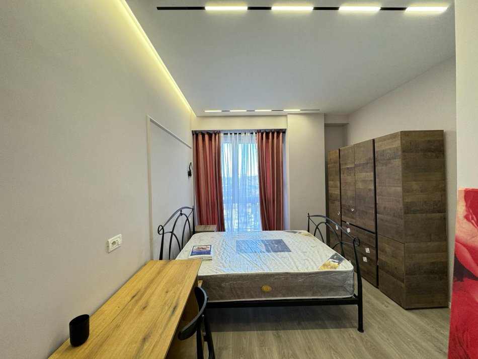 Tirane, jepet me qera apartament 2+1 Kati 2, 100 m² 750 € (ish fusha e aviacionit)