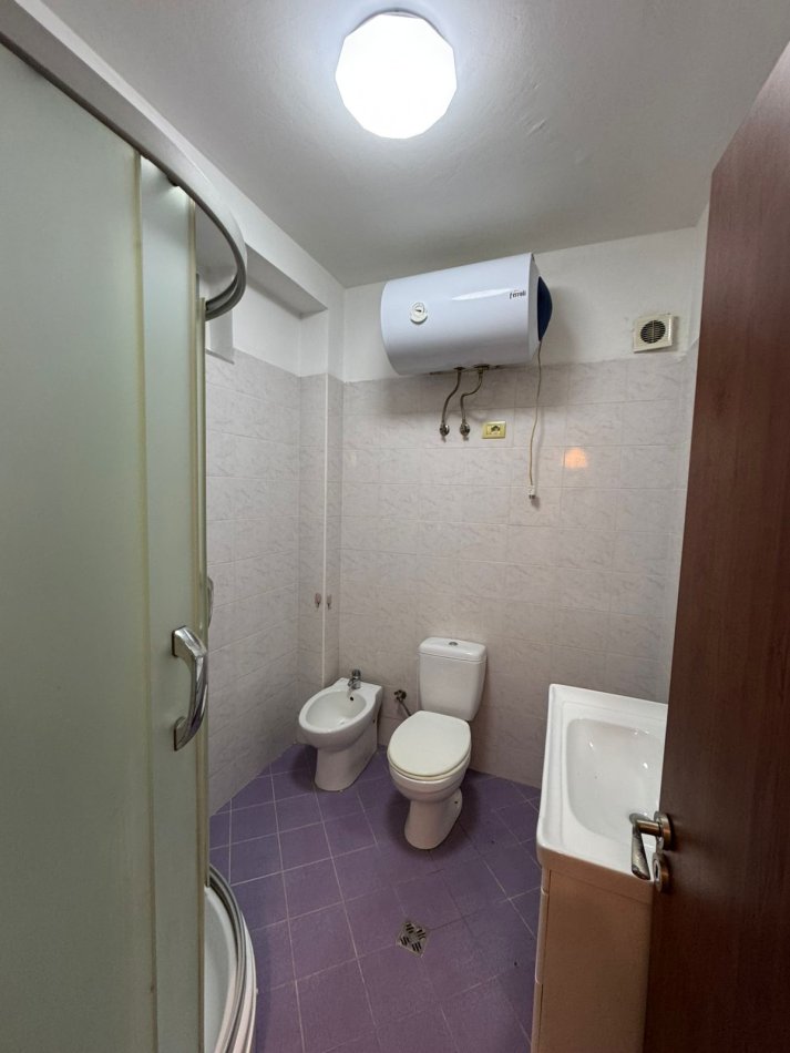 Tirane, jepet me qera apartament 2+1+Ballkon Kati 3, 85 m² 450 € (Komuna Parisit Rruga Bill Klinton)