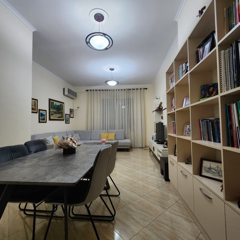 Tirane, jepet me qera apartament 2+1 Kati 3, 92 m² 600 €