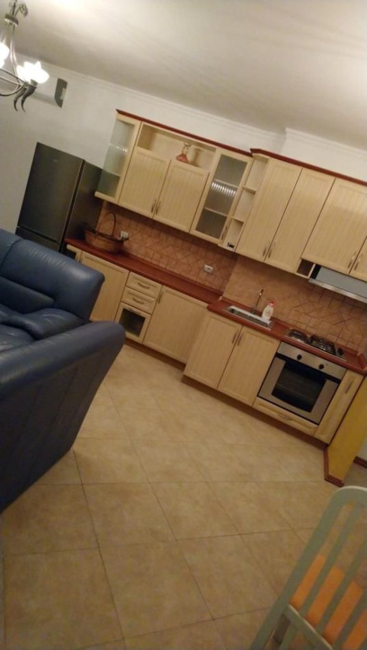 Tirane, jepet me qera apartament 2+1+Ballkon Kati 8, 80 m² 600 € (Qender , Sheshi Skenderbej , Rruga Sulejman Pasha , prapa restorant piazza)