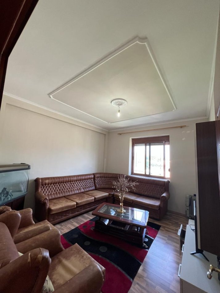 Tirane, jepet me qera apartament 3+1+Ballkon Kati 3, 180 m² 400 € (Yzberisht)