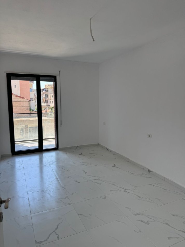 Tirane, shitet apartament 2+1+Ballkon Kati 2, 122 m² 170.000 € (Porcelan . prane uet ,)