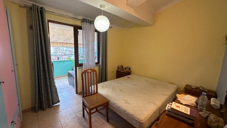 Tirane, jepet me qera apartament 2+1 Kati 5, 120 m² 600 € (Xhamllik)