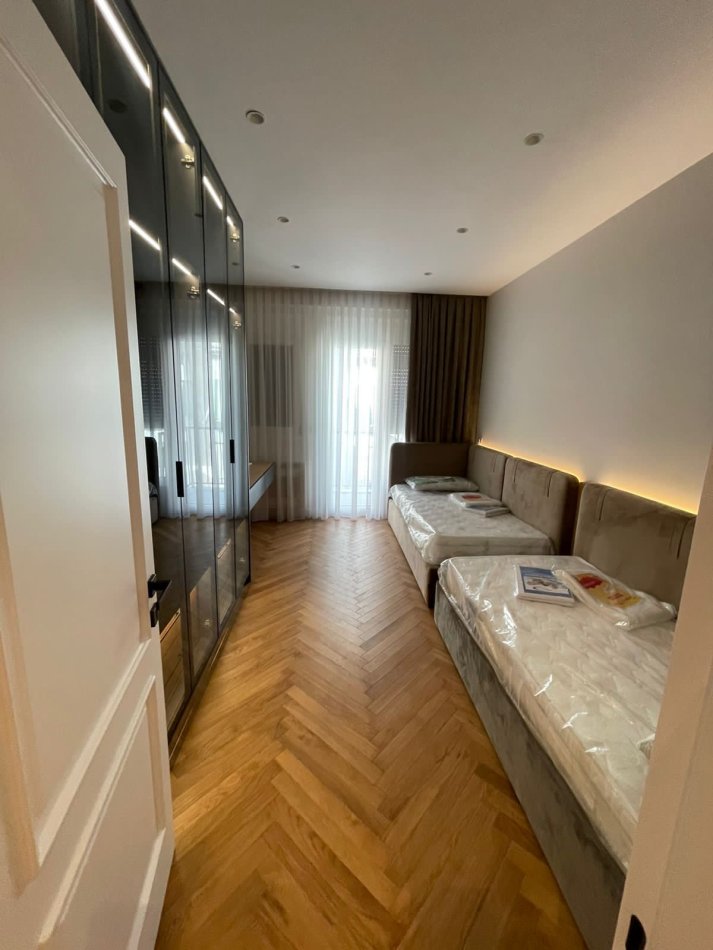 Tirane, jepet me qera apartament 3+1+Aneks+Ballkon Kati 5, 150 m² 2.500 € (Rruga e Kosovareve)