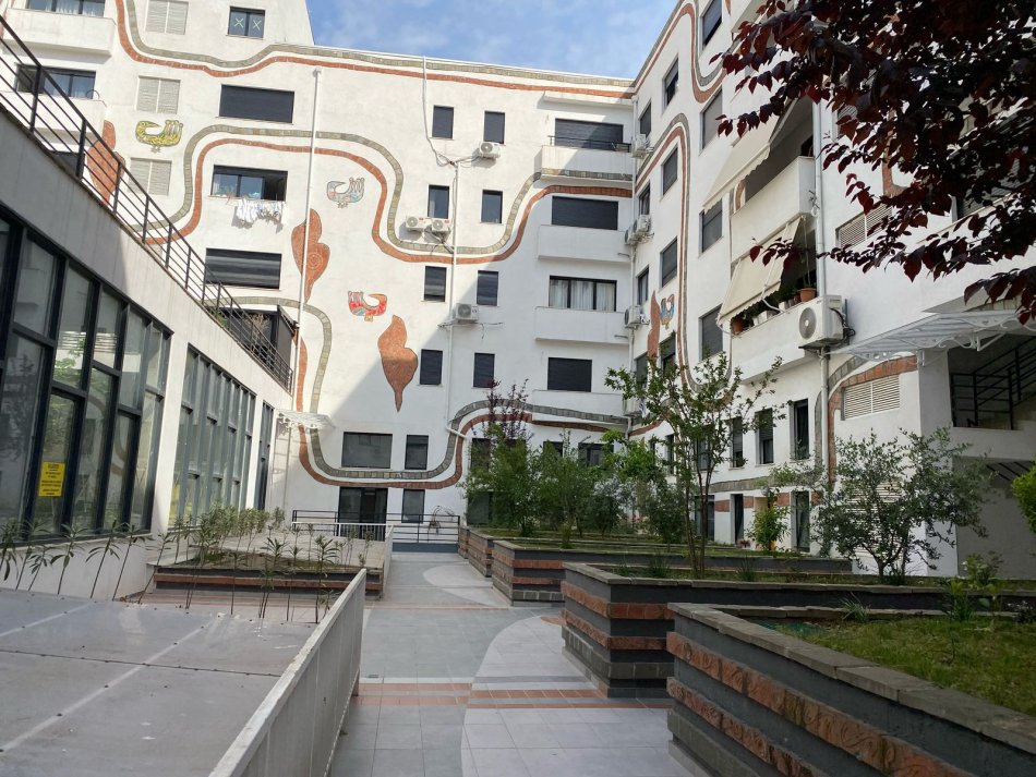 Tirane, jepet me qera apartament duplex 2+1+Aneks+Ballkon Kati 1, 140 m² 800 € (Kodra e Diellit 2)