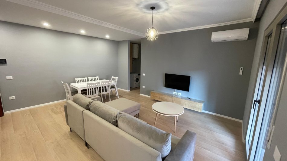 Tirane, jepet me qera apartament 1+1+Ballkon Kati 6, 74 m² 800 € (Kompleksi Delijorgji)