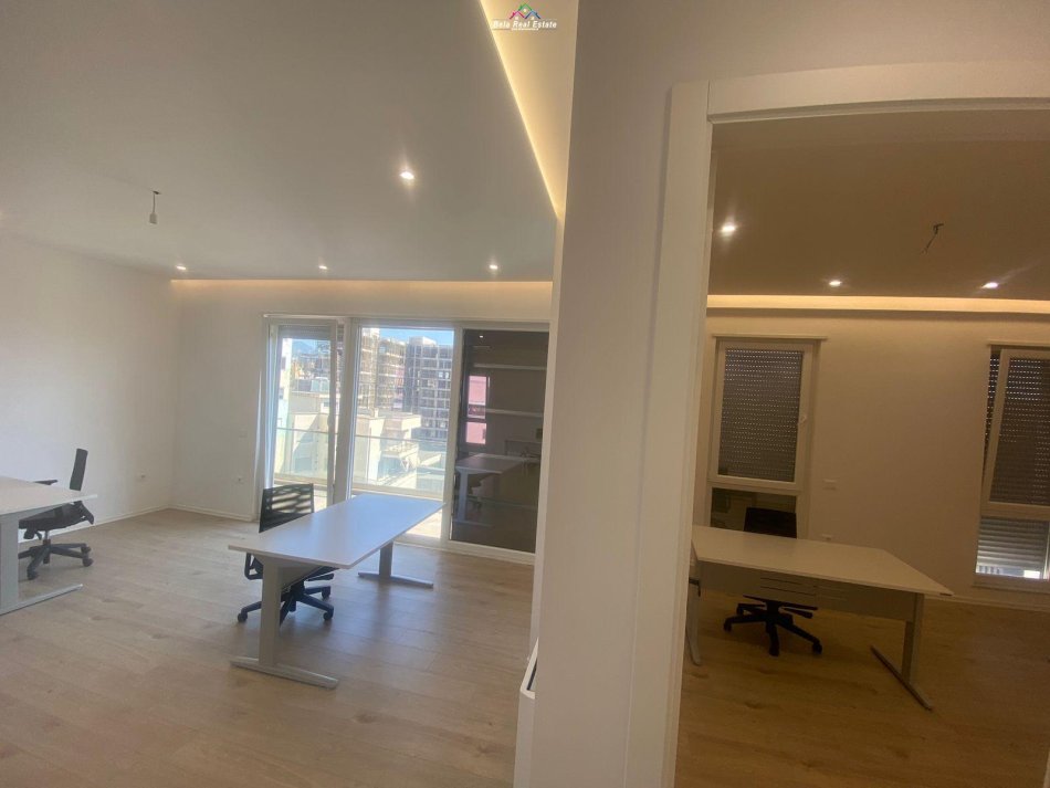 Tirane, jepet me qera zyre Kati 9, 140 m² 1.600 € (qender)