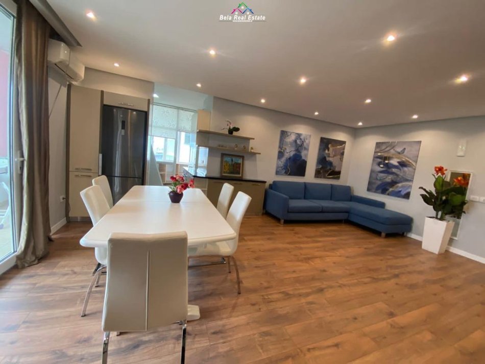 Tirane, jepet me qera apartament 2+1 Kati 13, 122 m² 1.100 € (ish ekspozita)