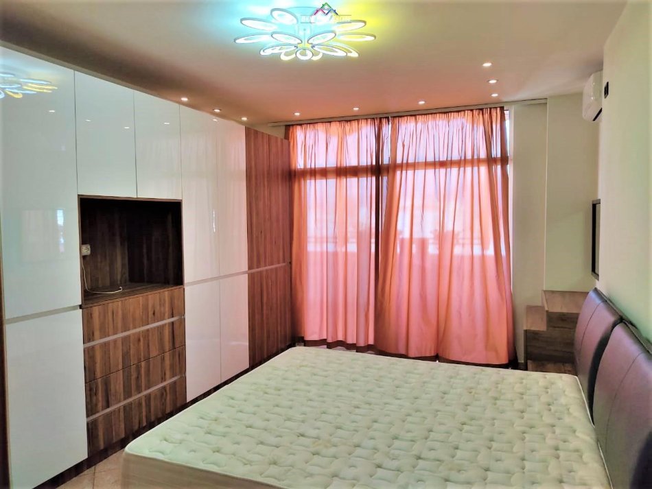Tirane, jepet me qera apartament 3+1 Kati 8, 220 m² 1.500 € (kika 1)
