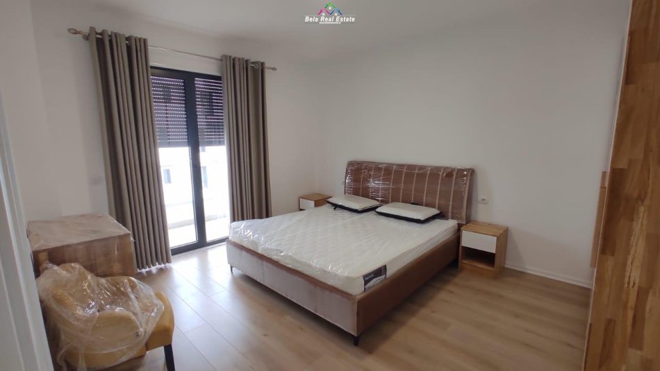 Tirane, jepet me qera apartament 3+1 Kati 6, 130 m² 1.000 € (porcelan)