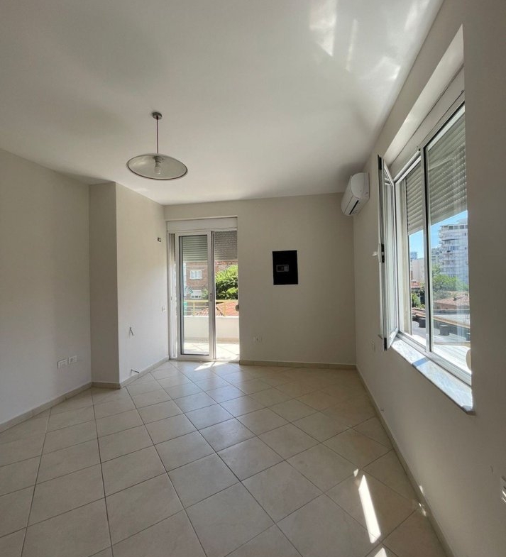 Tirane, jepet me qera apartament 2+1 Kati 3, 115 m² 800 € (Rruga e Kavajes)