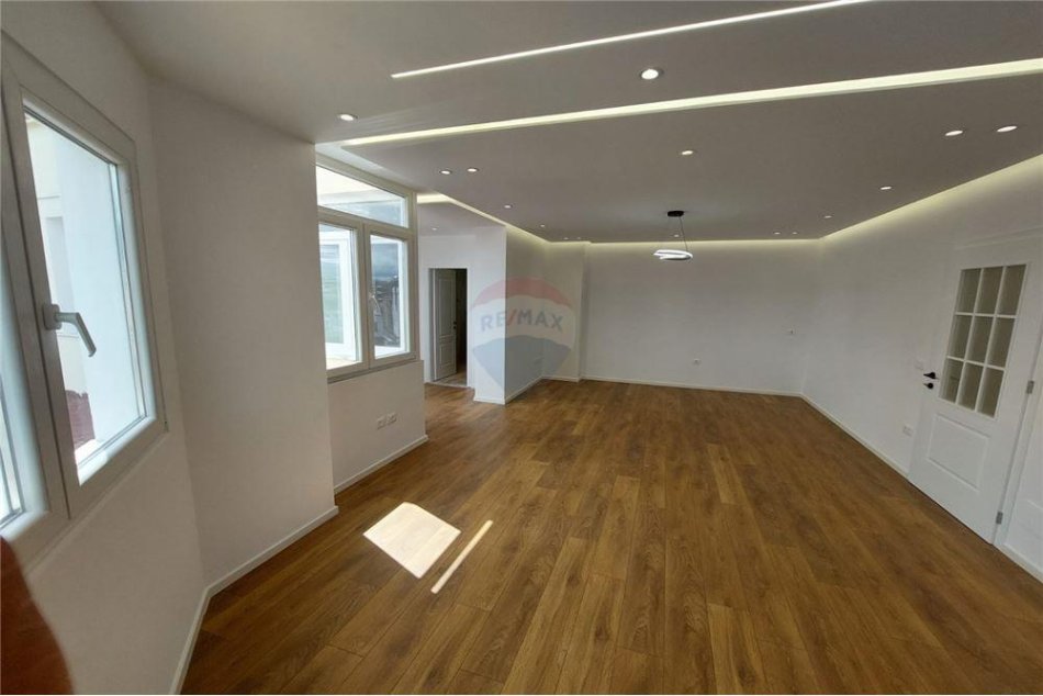 Tirane, shitet apartament 2+1, Kati 9, 102 m² 215,000 € (Rruga Barikadave)