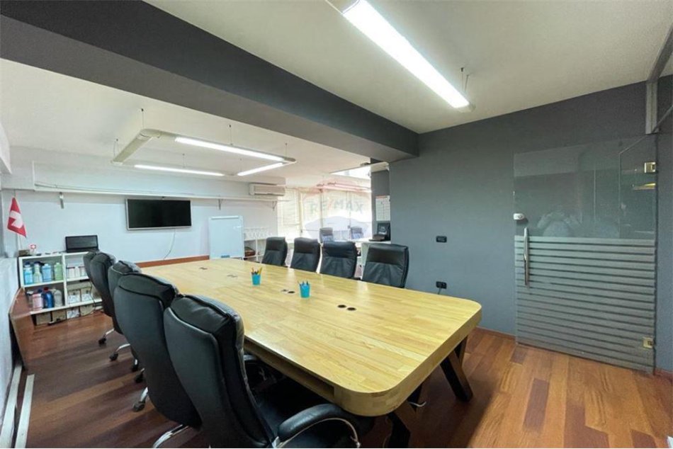 Tirane, jepet me qera zyre Kati 2, 156 m² 2,000 € (Bllok)
