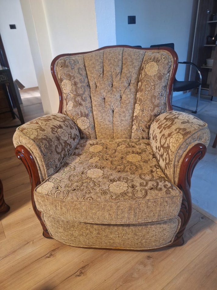 Tirane, shes Shiten komplet kolltuqesh 25 000 lek 250 €