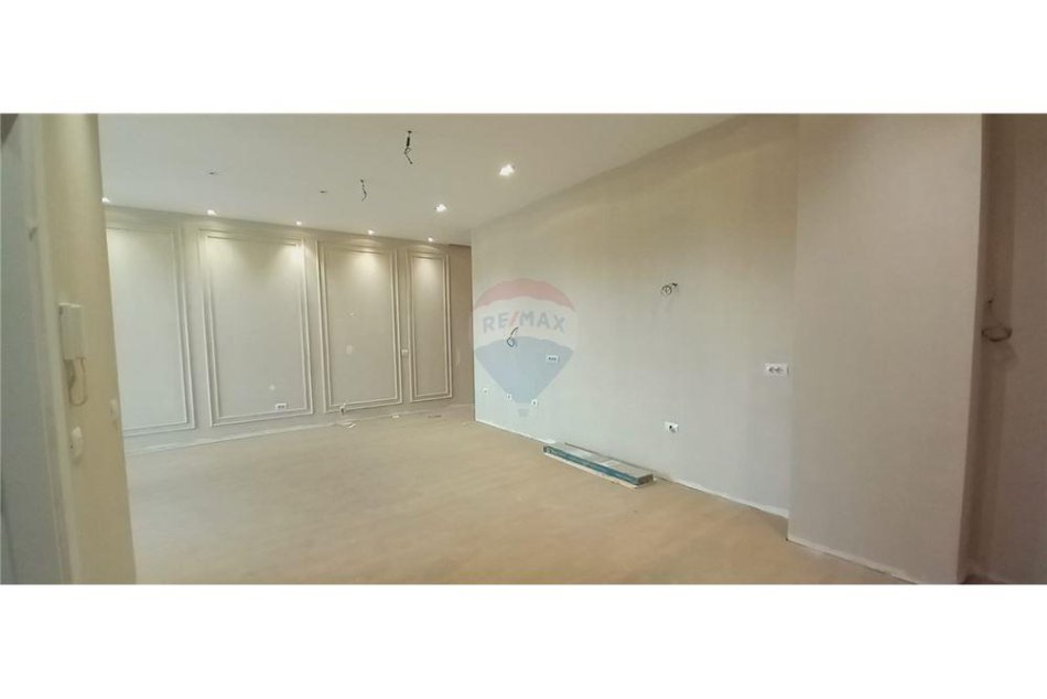 Tirane, jepet me qera zyre Kati 3, 110 m² 550 € (Aleksander Moisiu Kinostudio)