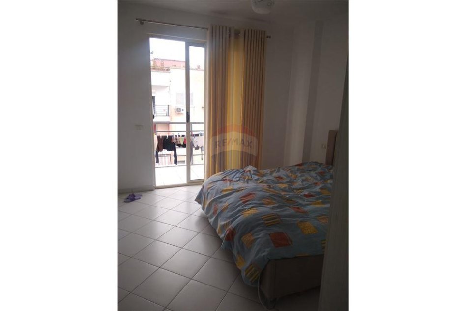 Tirane, jepet me qera apartament 1+1 Kati 8, 66 m² 450 € (Yzberisht)