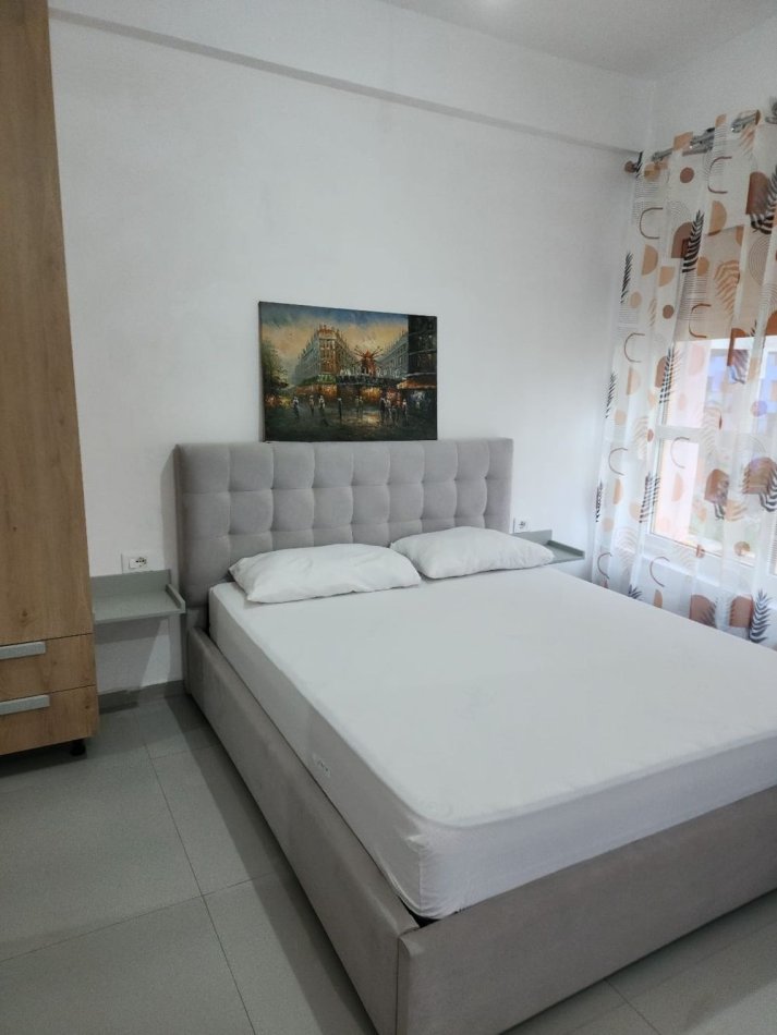 Tirane, jepet me qera garsonier Kati 0, 320 € (ali demi)