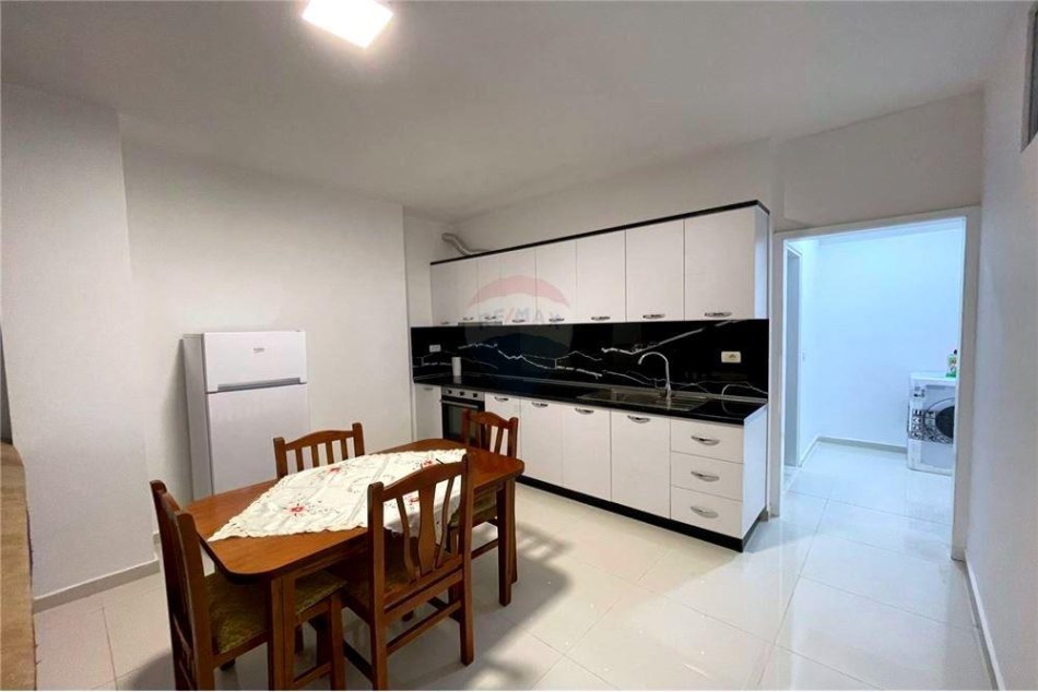 Tirane, jepet me qera apartament 2+1 Kati 1, 90 m² 350 € (Rruga Sotir Caci - Fresku)