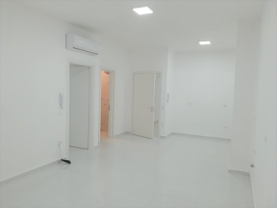 Tirane, jap me qera zyre Kati 2, 105 m² 900 € (Komuna e Parisit, Kompleksi Kika)