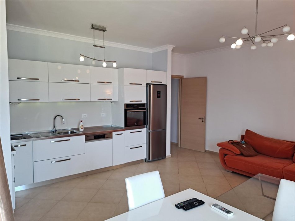 Tirane, jepet me qera apartament 2+1 Kati 4, 110 m² 700 € (Liqeni i Thate)