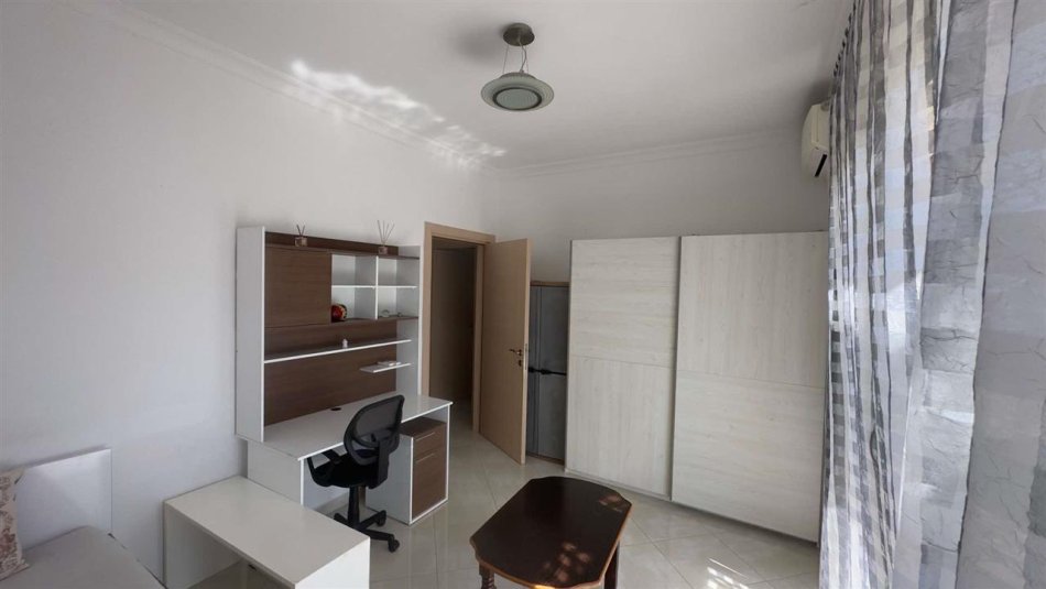 Tirane, jepet me qera apartament 3+1 Kati 5, 220 m² 600 € (Yrshek)