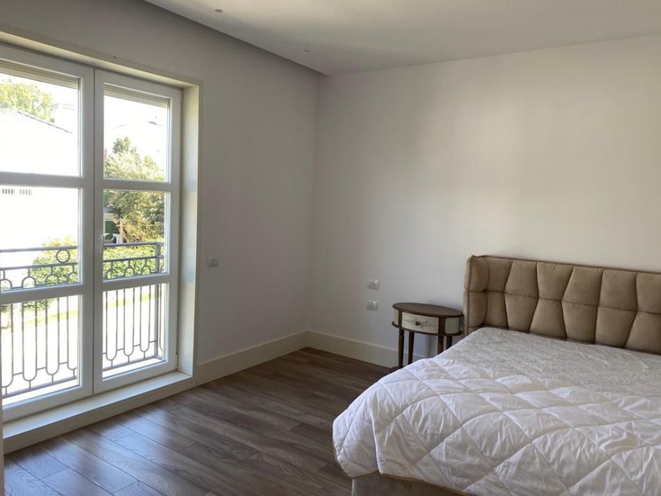 Tirane, jepet me qera Vile 3+1 Kati 2, 221 m² 5.000 € (Mullet)