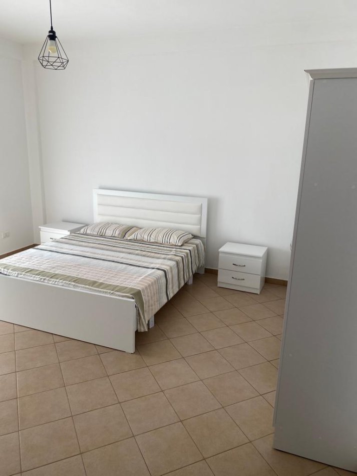 Tirane, jepet me qera apartament 3+1 Kati 3, 140 m² 700 € (Qytet Studenti)