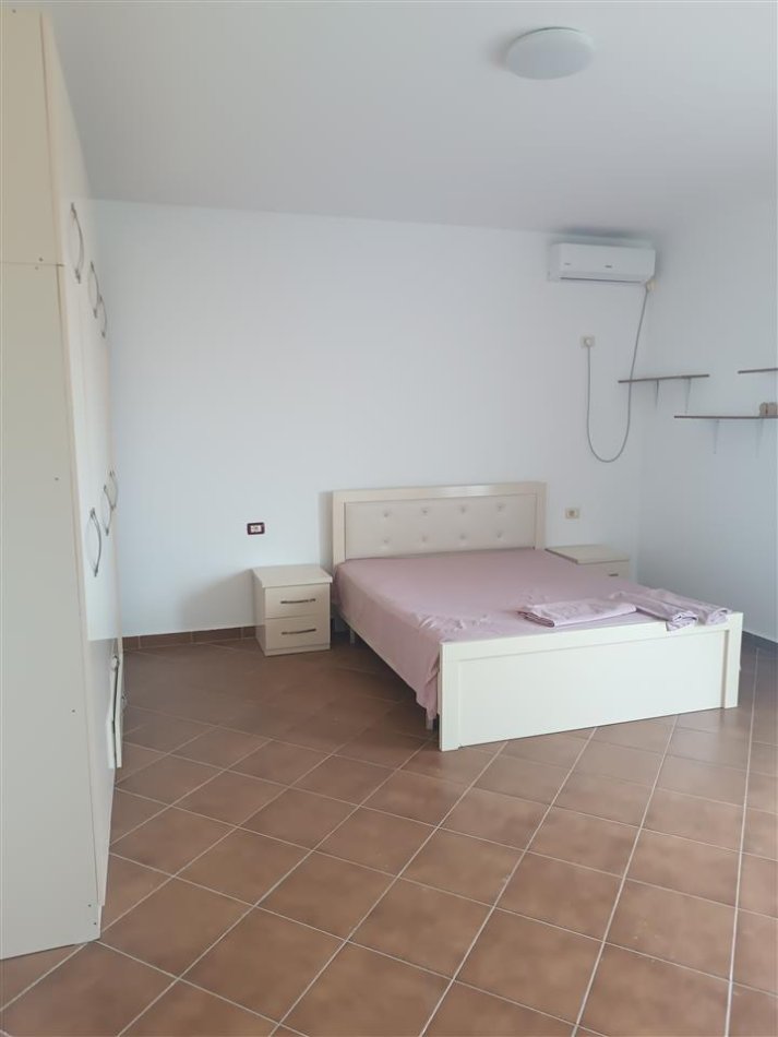 Tirane, jepet me qera apartament 3+1 Kati 5, 175 m² 500 € (Yrshek)