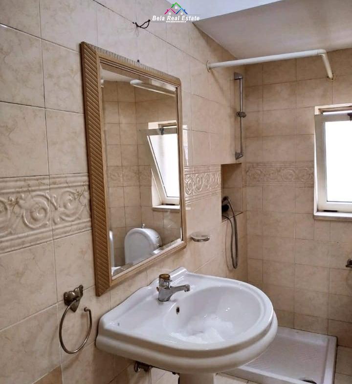 Tirane, jepet me qera zyre Kati 2, 50 m² 400 € (21 dhjetori)
