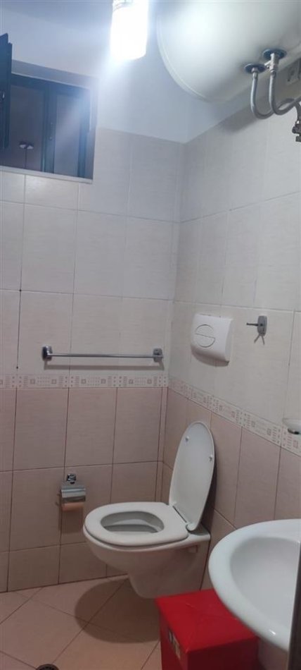 Tirane, jepet me qera apartament 1+1 Kati 4, 60 m² 600 € (blloku)
