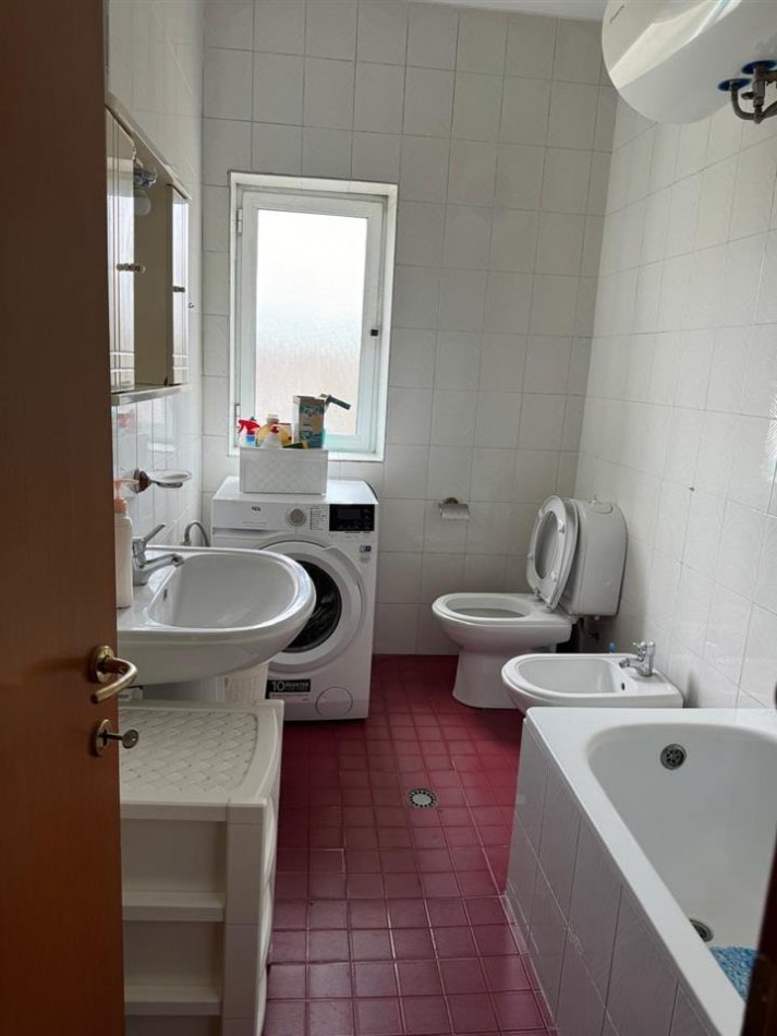 Tirane, jepet me qera apartament 3+1 Kati 4, 105 m² 600 € (rruga Bardhyl)