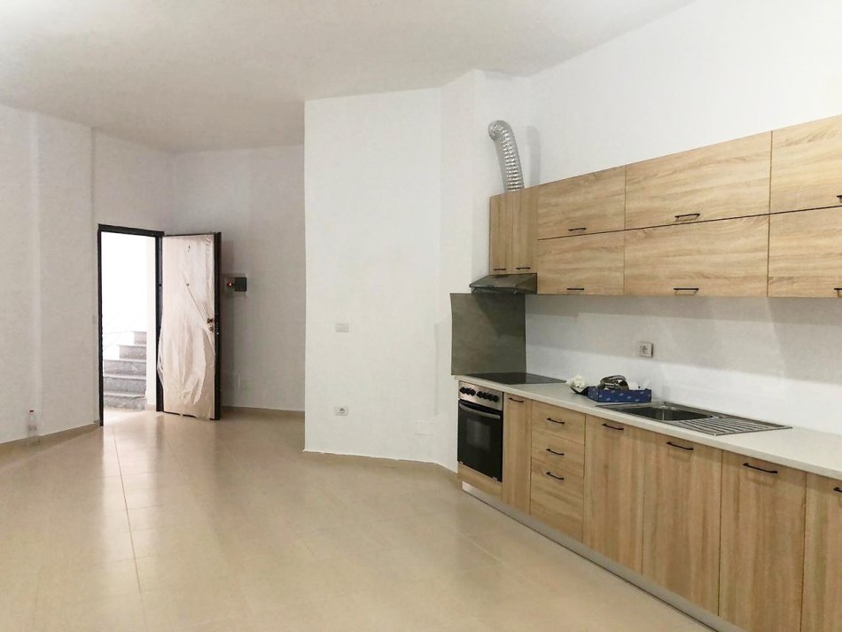 2+1+2wc -  Liqeni i Thate (Posta shqiptare) me Shume Hapesire (Tarrace te Shfrytezueshme) Mundesi Parkimi - 450 Euro/Muaj