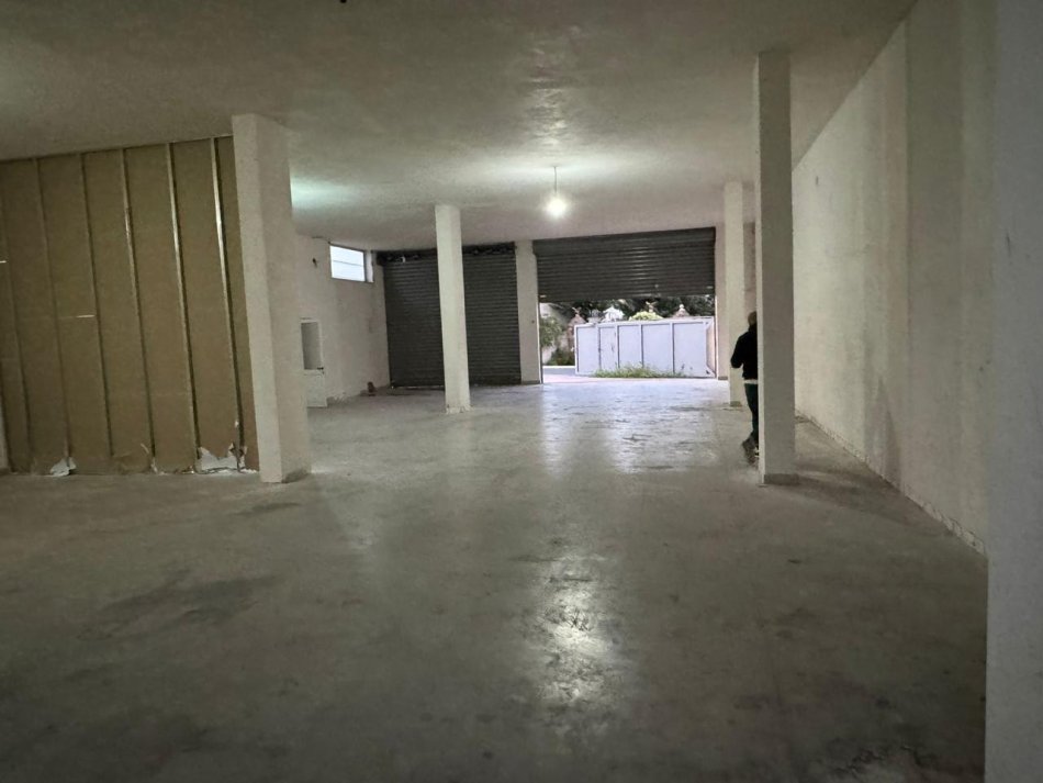 Tirane, jepet me qera magazine Kati 1, 367 m² 1.500 € (autostraden tirane durres)