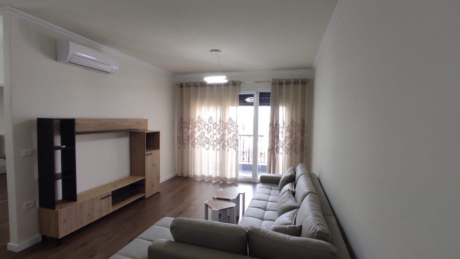 Tirane, jepet me qera apartament 1+1+Ballkon Kati 5, 75 m² 600 € (don bosko)